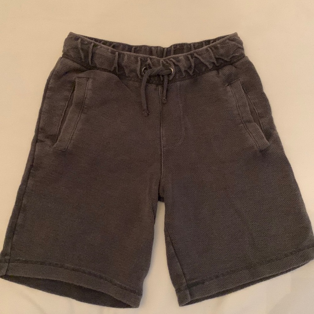 Boy’s size 8/10. Cat & Jack shorts. Excellent condition